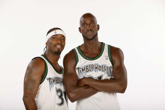 利物浦本赛季状态低迷，引援失误和阵容问题导致萨拉赫被冷宫，球队内部矛盾加剧。