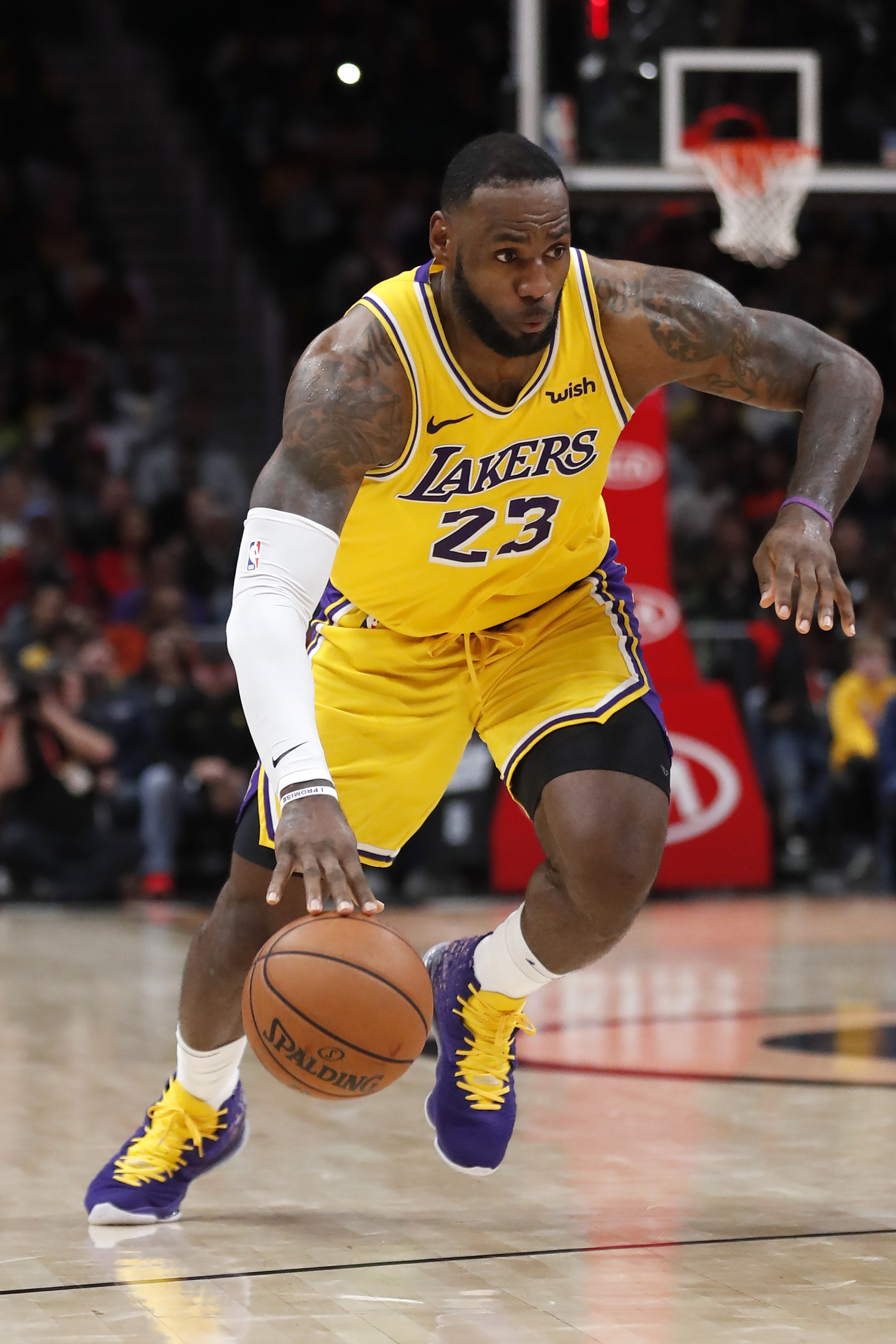 CBA常规赛：半程格局稳中有变 新疆队暂居榜首