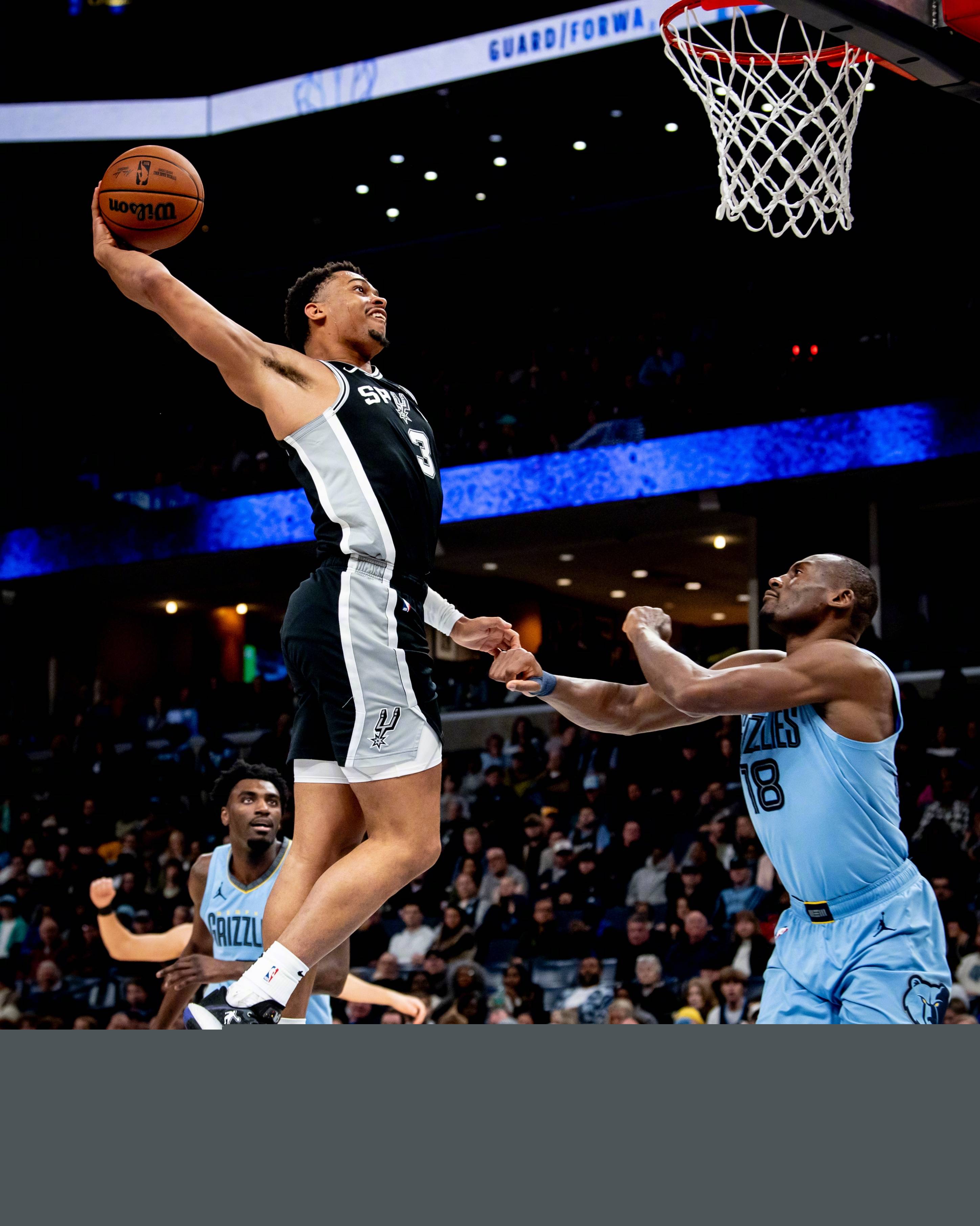 拓媒：杨瀚森面对艰难的对位但从未退缩，这对他算是一种胜利