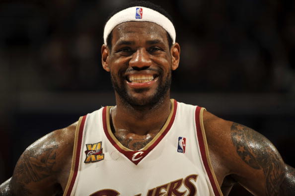 NBA：湖人险胜火箭 詹姆斯砍下全场最高分